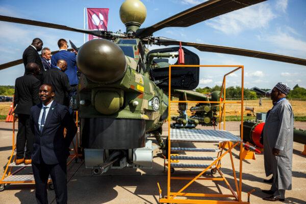 Members of a Nigerian delegation inspect a Russian Mil Mi-28NE Night Hunter military helicopter during the opening day of the MAKS-2021 International Aviation and Space Salon at Zhukovsky outside Moscow on July 20, 2021. (Photo by Dimitar Dilkoff/AFP)