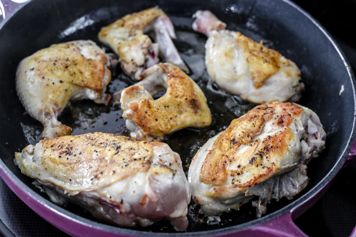 Cook the chicken pieces until golden. (Audrey Le Goff)