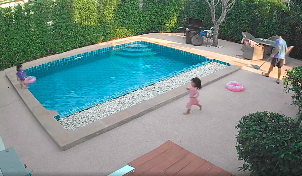 (<a href="https://www.theepochtimes.com/heroic-3-year-old-screams-for-help-saving-toddler-sister-from-drowning-in-backyard-pool_4320705.html">Screenshot</a>/Newsflare)