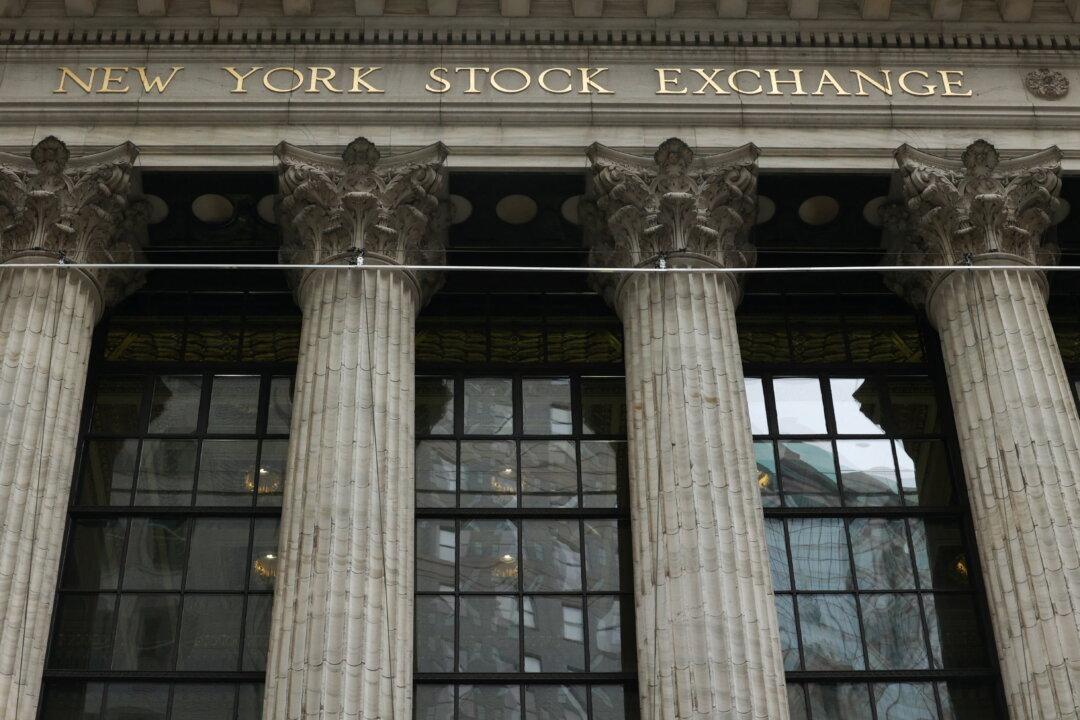 Wall Street Opens Higher as Powell Says Rate Hikes on Track