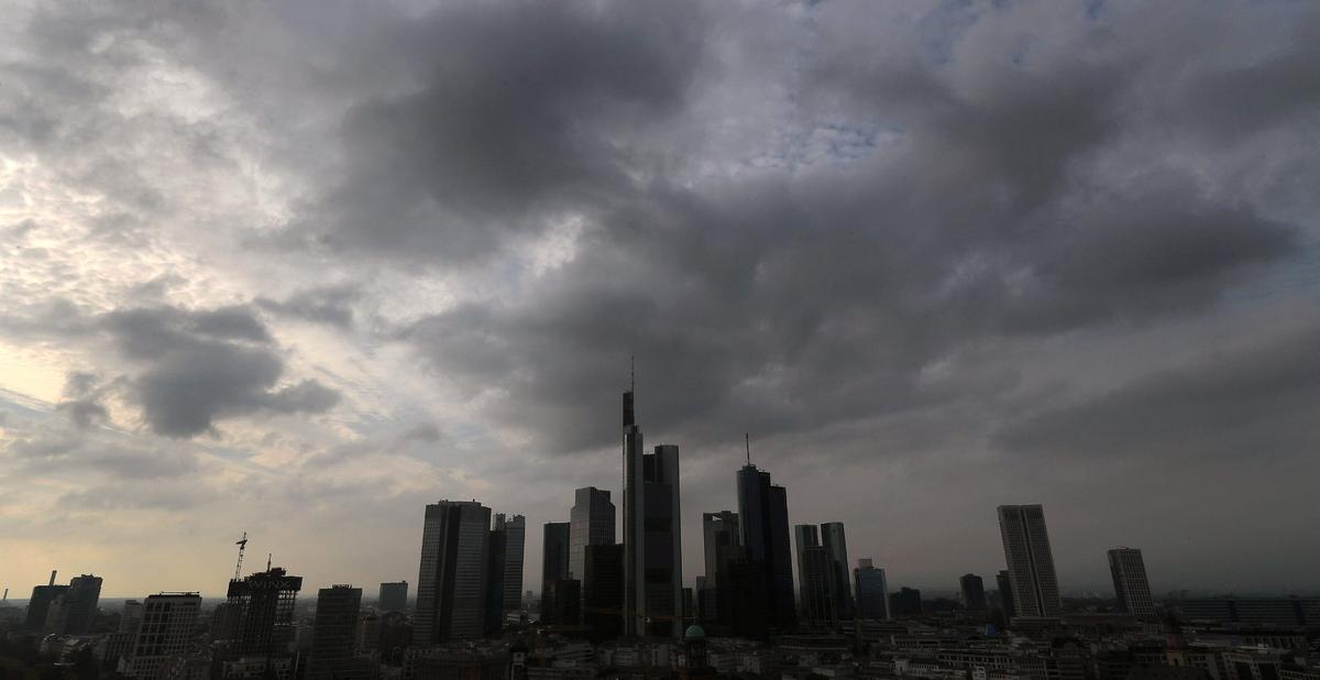 European Bank Stocks Slide as More Firms Cut Russia Ties