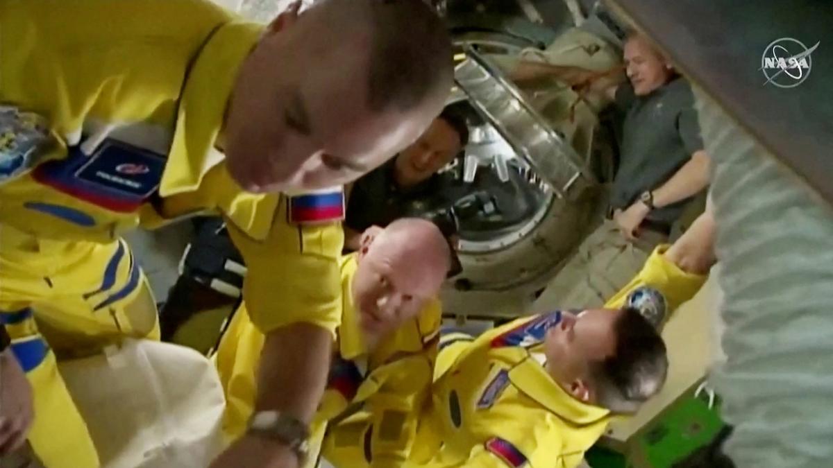 Russia Ridicules Idea That Cosmonauts Wore Yellow in Support of Ukraine