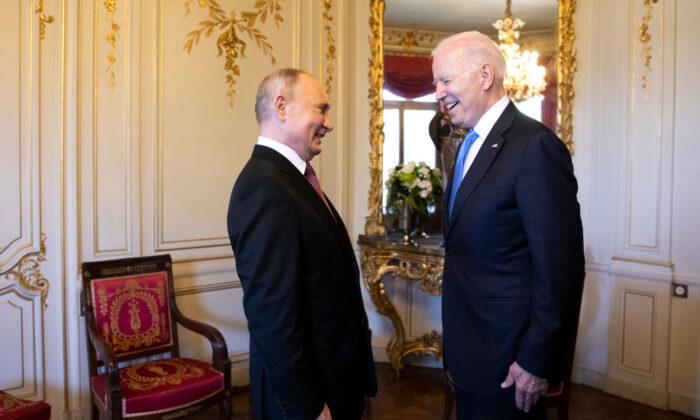 Putin Accepts Invitation to Attend G20, Setting up Potential Biden Showdown