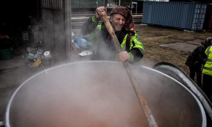 Video: Volunteers Cook Soup for Ukrainian Refugees in Poland
