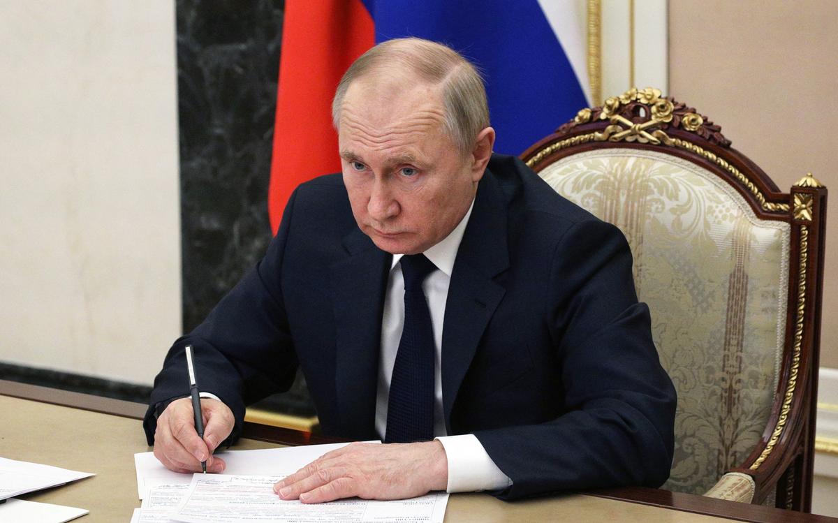 Putin Signs Law to Seize Foreign Aircraft Amid Crippling Sanctions