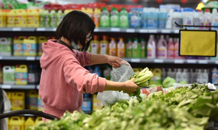 Huge Household Debts Weigh on China’s Consumer-Driven Economy: Expert