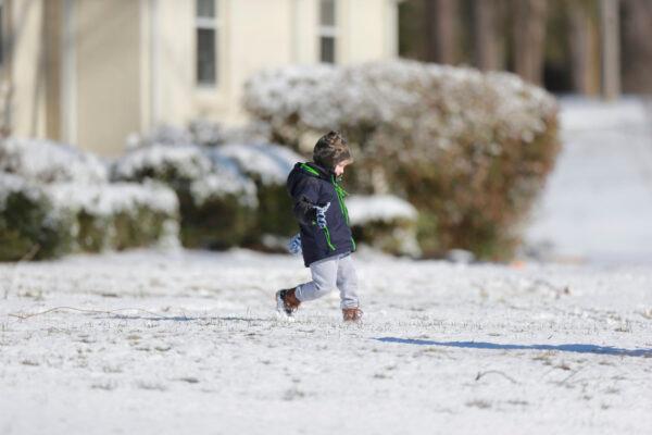  Willaim Dickerson, 4, runs across his front yard covered in snow in Tupelo, Miss., on March 12, 2022. (Thomas Wells/The Northeast Mississippi Daily Journal via AP)