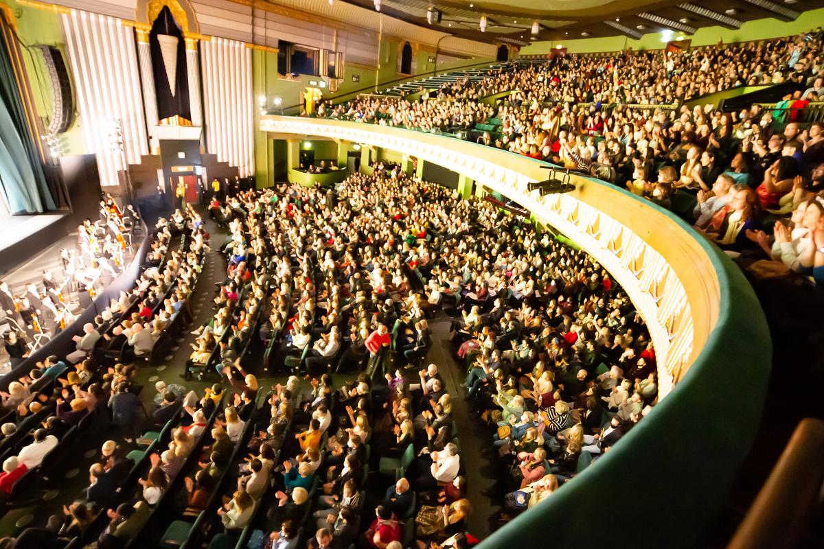 Through Shen Yun, Londoners Connect to a More Beautiful China