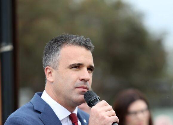 South Australian Opposition leader Peter Malinauskas speaks to Australian Submarine Corporation workers during a lunch time rally at ASC in Adelaide, Australia, on Sept. 2, 2019. (AAP Image/Kelly Barnes).