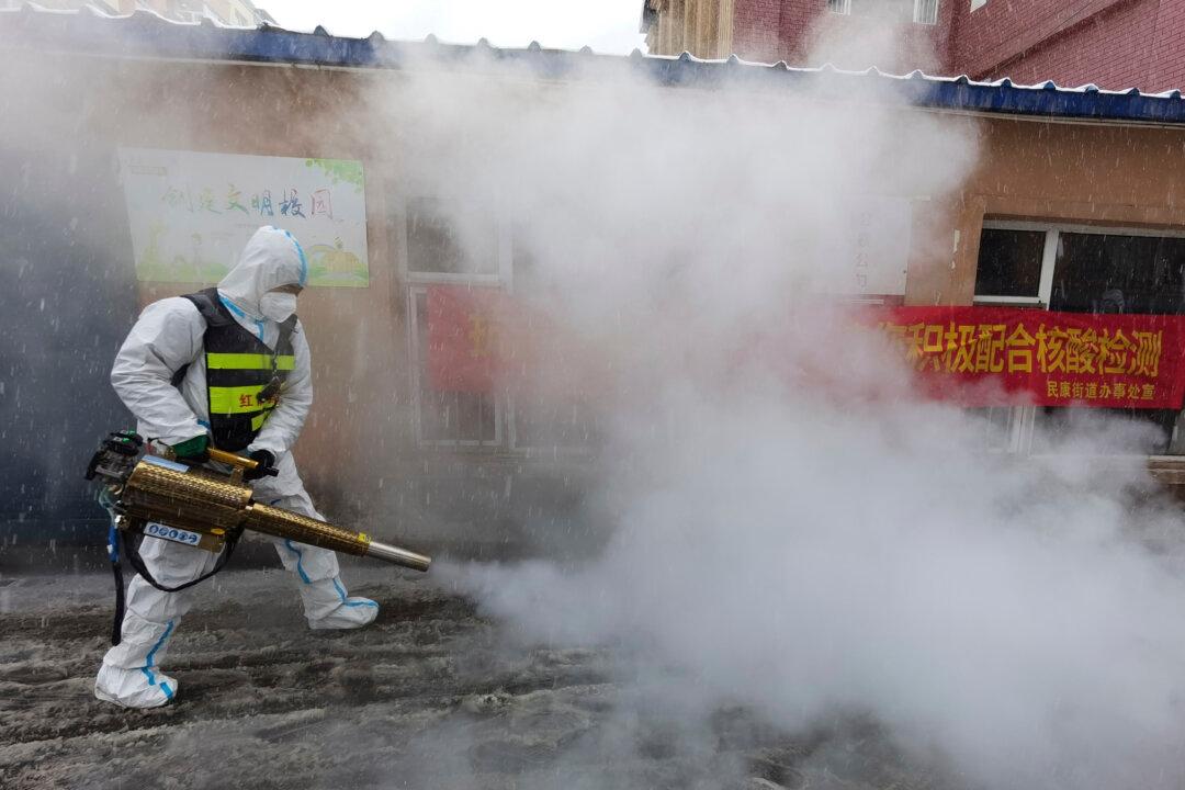 Changchun Residents in Lockdown Seek Help by Hitting Pots and Pans
