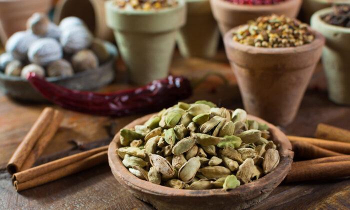 5 Benefits of Cardamom for the Health Conscious