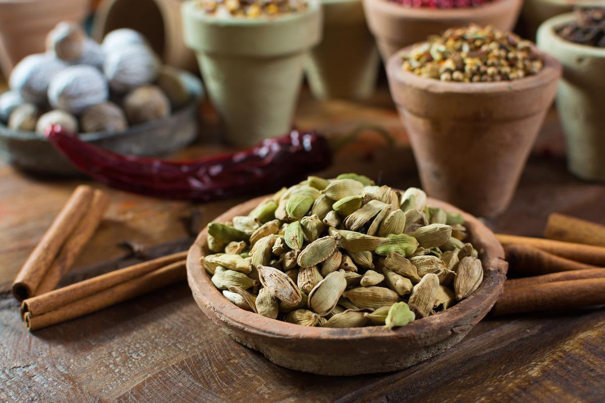 5 Benefits of Cardamom for the Health Conscious