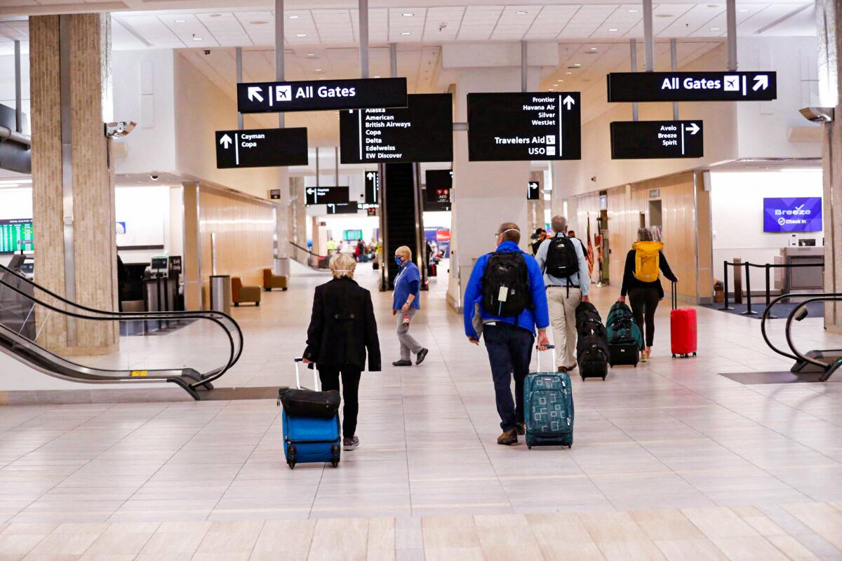 US Agency Fines More Than 900 Maskless Air, Transit Passengers