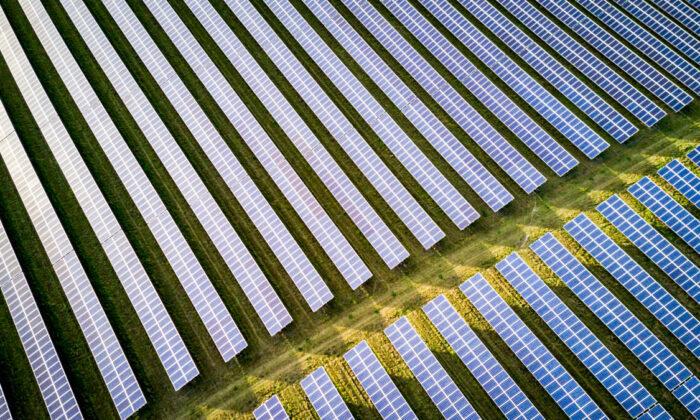 Australian Billionaires Raise $210 Million For World’s Biggest Solar Project