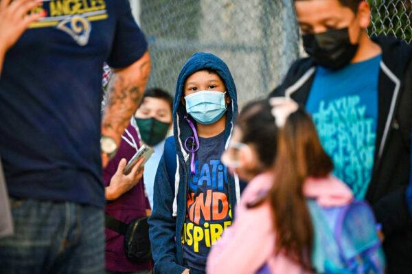 Students and parents wearing face coverings wait in line for the first day of the school year at Grant Elementary School in Los Angeles, Calif., on Aug. 16, 2021. (Robyn Beck/AFP via Getty Images)
