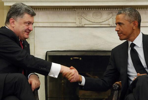 U.S. President Barack Obama (R) shakes hands with Ukraine President Petro Poroshenko in the Oval Office at the White House in Washington, on Sept. 18, 2014. (Mark Wilson/Getty Images)