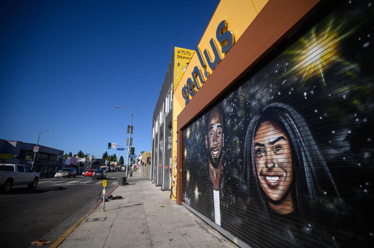 A mural depicting Kobe Bryant and his daughter Gianna is seen in the Los Angeles Melrose district on Jan. 26, 2021. (Emma McIntyre/Getty Images)