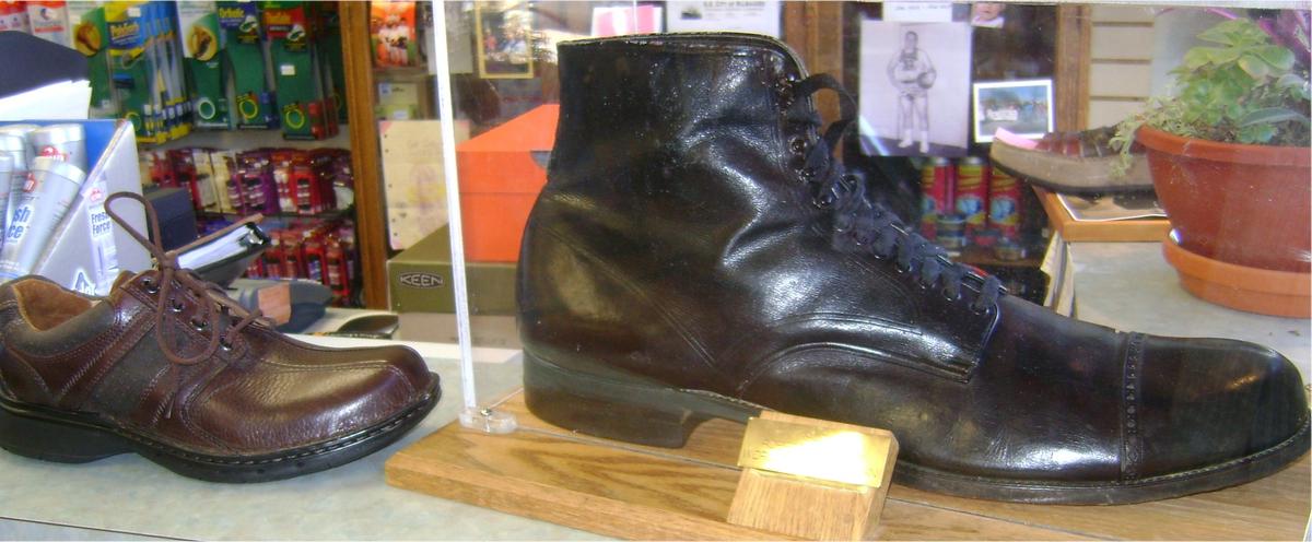 Robert Wadlow's shoe size next to a normal shoe. (<a href="https://commons.wikimedia.org/wiki/File:Wadlow_shoe_compared.jpg">Doug Coldwell</a>/CC BY-SA 3.0)