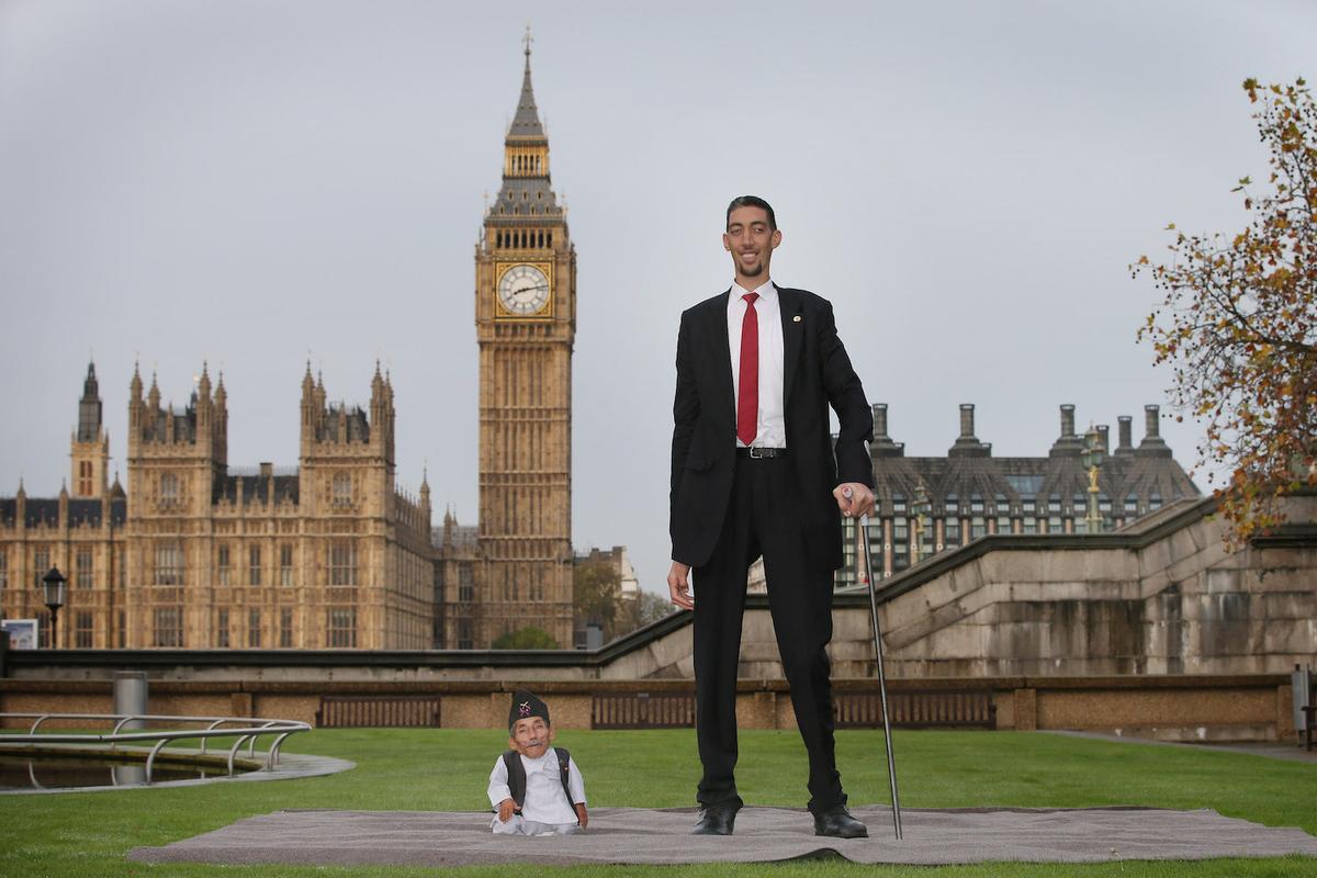 The Tallest Man Living, Sultan Kösen, and the Shortest Man Ever, Chandra Bahadur Dangi, meet for the first time on November 13, 2014, in London, England. (Peter Macdiarmid/Getty Images)