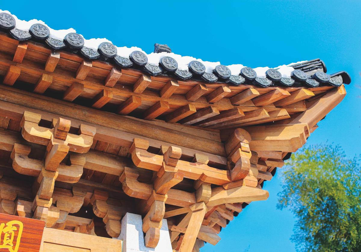 Traditional Eaves (mjn2008/Shutterstock)
