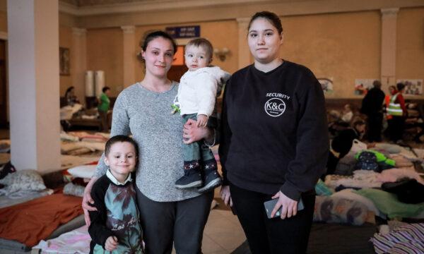 Albina Bilovub (second-left) and her sister Karina Bilovub and two children at the Lviv train station in western Ukraine, on March 16, 2022. (Charlotte Cuthbertson/The Epoch Times)