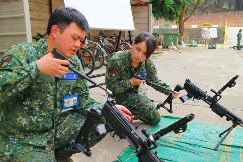 A male and female soldier from the 4th Battalion of the 302nd Infantry Brigade of Taiwan's army train together. (Taiwan Military Agency Photo)