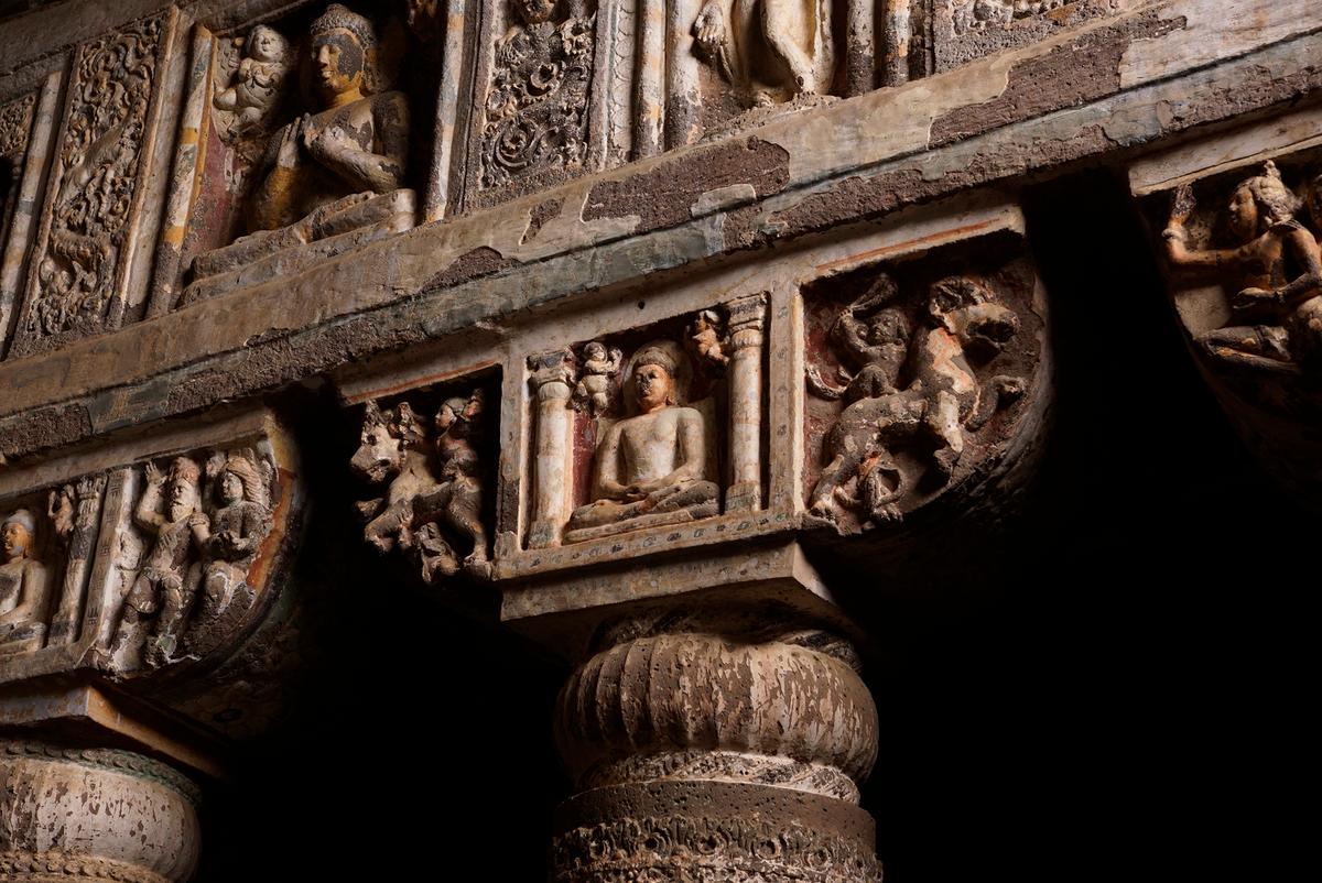 In addition to central stupas, the chaityas of Ajanta Caves feature sculpted figural details on the capitals of columns, as well as above the columns on the triforium in one of Ajanta’s grand halls. (Vengolis/ CC BY-SA 4.0)