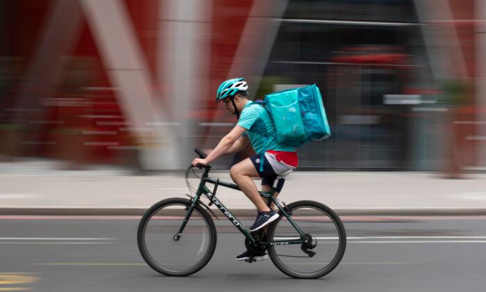 UK’s Deliveroo Losses Swell to £298M as It Predicts Growth Slowdown