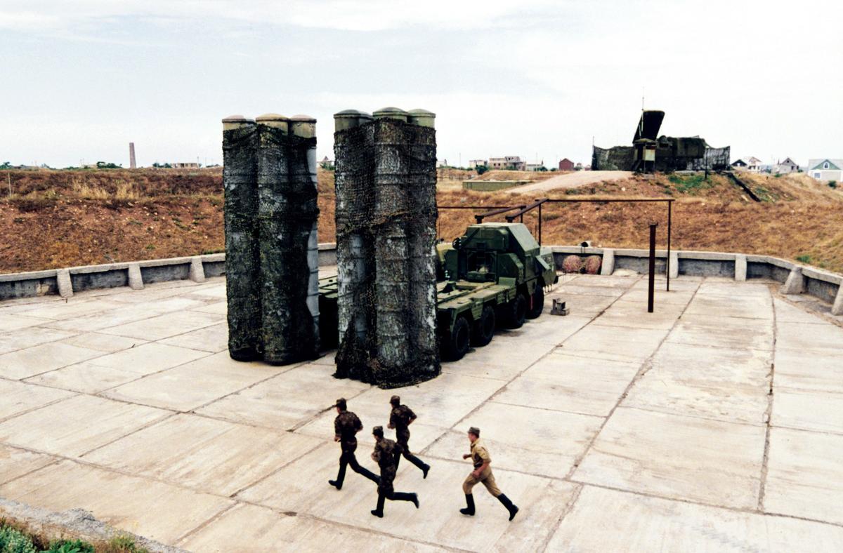 Ukrainian soldiers rush to the Soviet-made S-300 anti-missile defense system during training, in Crimea, Ukraine, on July 2, 1995. (Valery Solovjev/AFP via Getty Images)