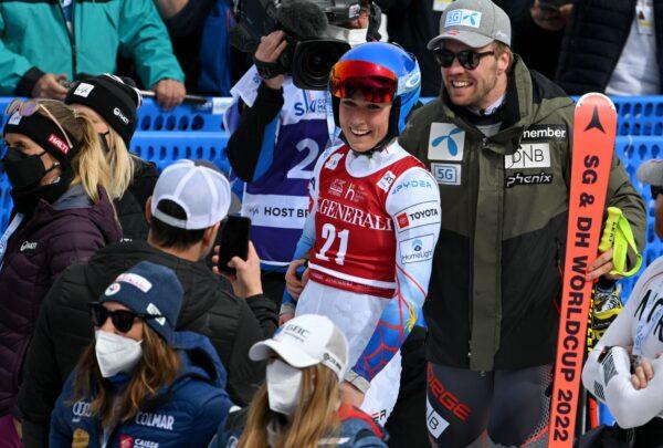 Mikaela Shiffrin (C) poses with her boyfriend, Norway's skier Aleksander Aamodt Kilde (R), after her run in the women's downhill of the FIS Alpine Ski World Cup finals 2021/2022, in Courchevel, French Alps, on March 16, 2022. (Sebastien Bozon/Getty Images)