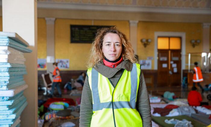 Woman Who Lost 6 Family Members Now Helps Displaced Ukranians at Ukraine Train Station