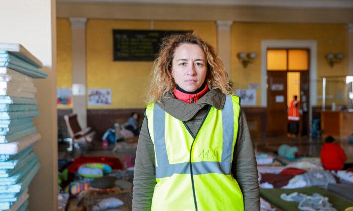 Woman Who Lost 6 Family Members Now Helps Refugees at Ukraine Train Station