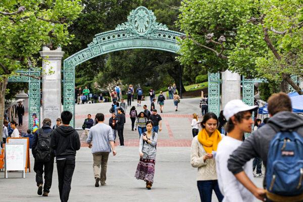 Students walk through Sproul Plaza on the University of California–Berkeley campus in Berkeley, Calif., on April 23, 2012. (Justin Sullivan/Getty Images)