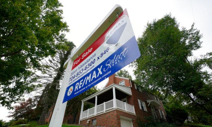 Rise in Interest Rates Is Causing Mortgage Refinance Demand to Tumble