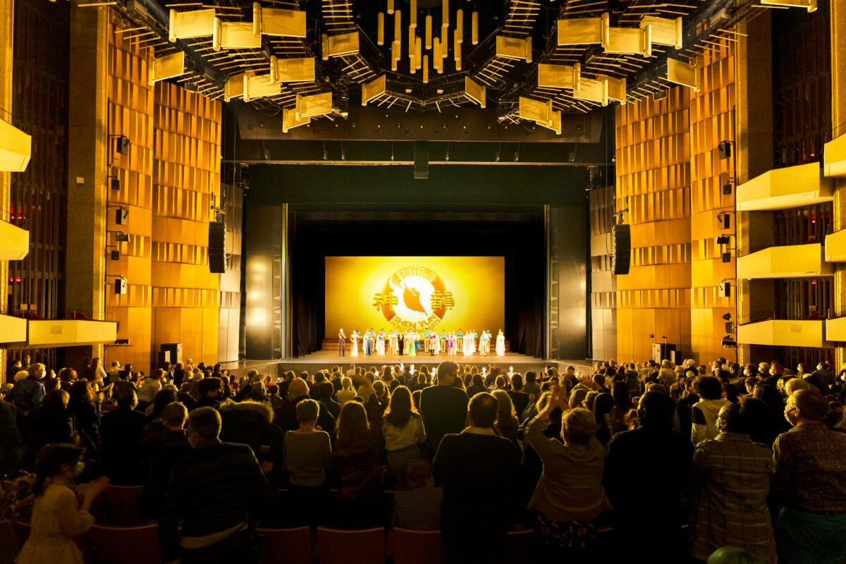 Shen Yun Performing Arts Global Company's curtain call at the National Arts Centre in Ottawa on March 19, 2022. (NTD)