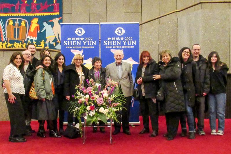 Seymour Eisenberg (C) and his wife pose with about half of the over 20 family members<span style="font-weight: 400;">—</span>including their daughter professional storyteller Selena Eisenberg (L)<span style="font-weight: 400;">—whom they brought to see </span>Shen Yun Performing Arts at the National Arts Centre in Ottawa on March 19, 2022, as part of their celebration of Mr. and Mrs. Eisenberg<span style="font-weight: 400;">’s 70th anniversary</span>. (NTD)