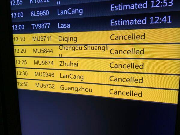  A screen displays cancelled China Eastern Airline flights at Kunming Changshui International Airport in Kunming, Yunnan Province, China on March 22, 2022. (Dake Kang/AP)