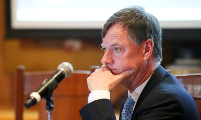 Fed’s Evans Backs ‘Timely’ Rate Hikes, but Says Careful Touch Needed