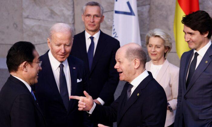 Biden Announces New Sanctions Against Russia, Aid to Ukraine; Airlines Urge End to Mask Mandate | NTD News Today