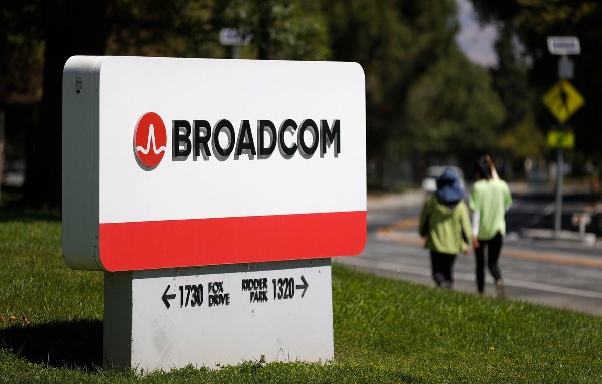 EU Probes Broadcom’s $61 Billion VMware Buy on Competition Concerns