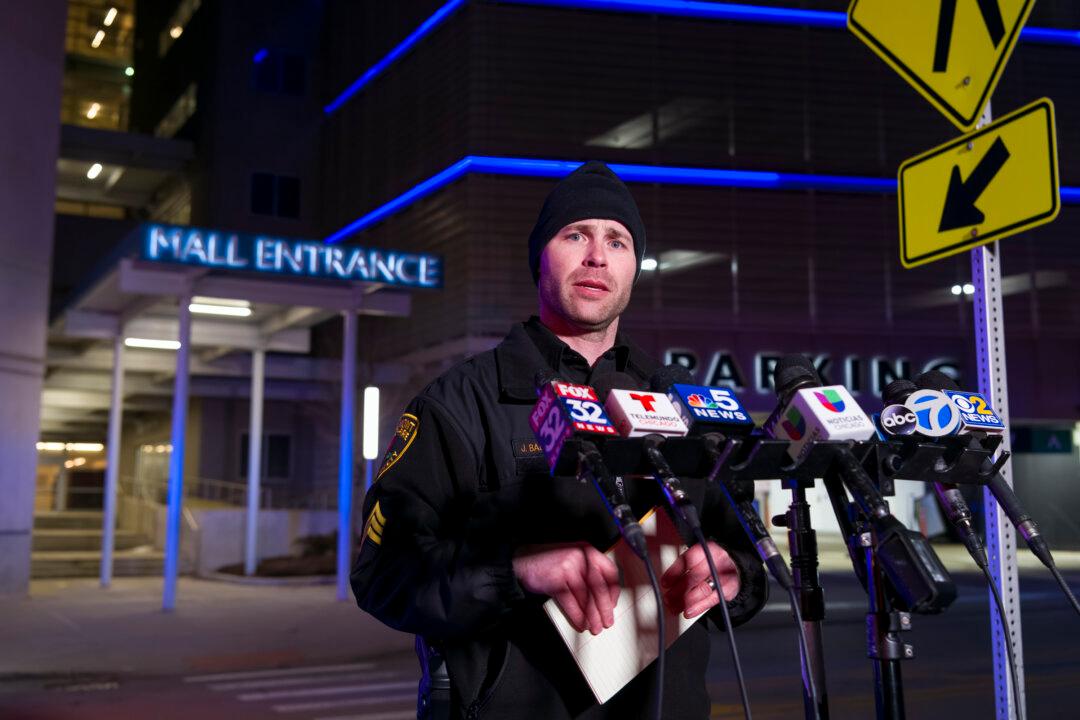 Shooting at Chicago Area Shopping Mall Kills 1, Wounds Teen