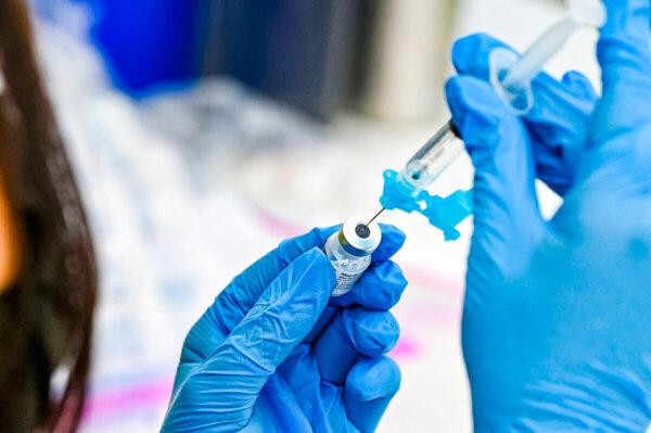 A health care worker filled a syringe with the Pfizer COVID-19 vaccine in Los Angeles, California, on Aug. 11, 2021. (Robyn Beck/AFP via Getty Images)