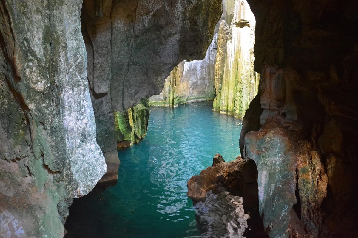 A cave in the Yasawa Islands. (Jeremy Bezanger/ Unsplash)
