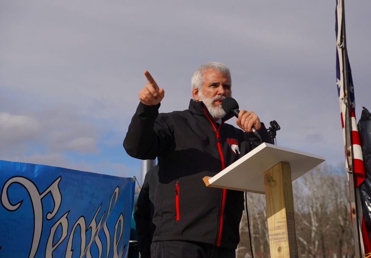  Dr. Robert Malone, chief medical officer of the Unity Project, at a rally at Hagerstown Speedway in Hagerstown, Md., on Mar. 26, 2022. (Terri Wu/The Epoch Times)