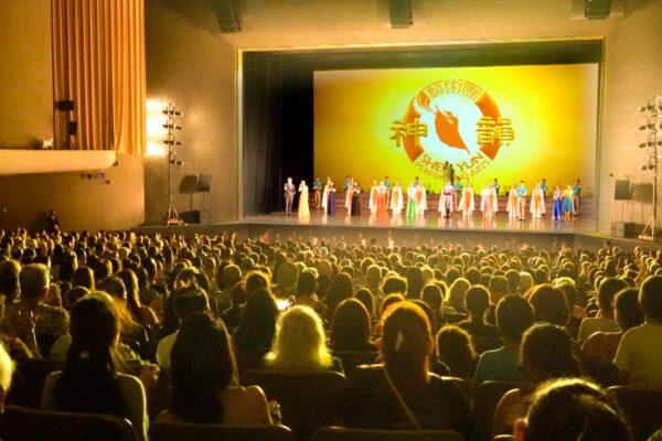 Shen Yun Performing Arts International Company's curtain call at Honolulu's Blaisdell Concert Hall, on March 26, 2022. (NTD)