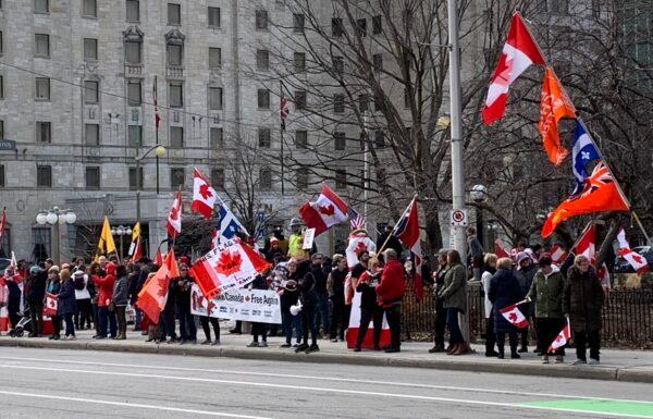 Protesters gather to greet convoy vehicles demonstrating against COVID-19 mandates in downtown Ottawa on March 26, 2022. (Jonathan Ren/The Epoch Times)