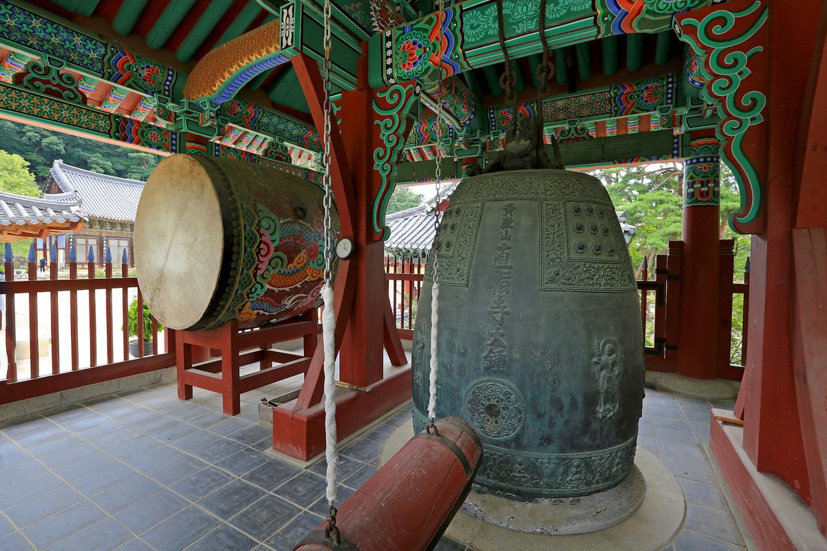 Buk drum (L) and temple bell at Panjonggak Pavilion of Jikjisa Temple, South Korea. (Stock for you/Shutterstock)