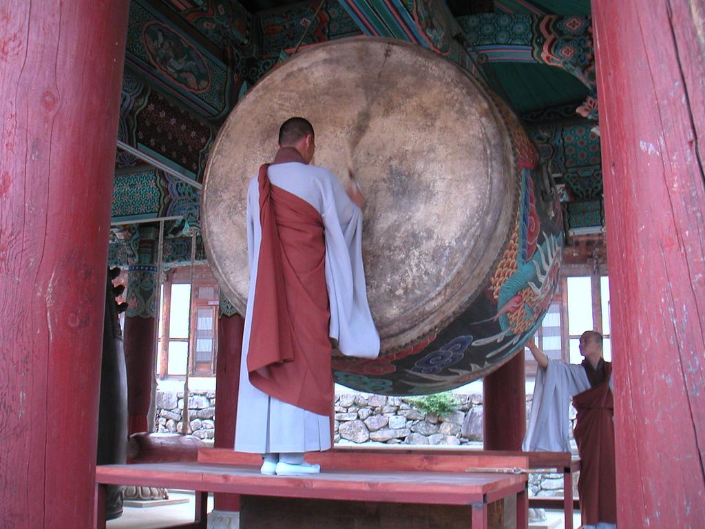 Monks beating the buk drum at Temple of Reflection on a Smooth Sea, South Korea. (<a href="https://commons.wikimedia.org/wiki/File:Korea-Haeinsa-23.jpg">joonghijung</a>/CC BY 2.0)