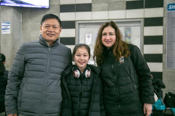 U.S. Olympic figure skater Alysa Liu (C) and her father Arthur Liu (L). (Cao Jingzhe/The Epoch Times)