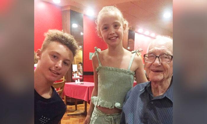 Woman Sends Granddaughter to Lone Elderly Man’s Table to Ask Him to Join Them, Prompting Double Kindness